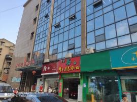 生鲜市场旁30平品牌化妆店转让